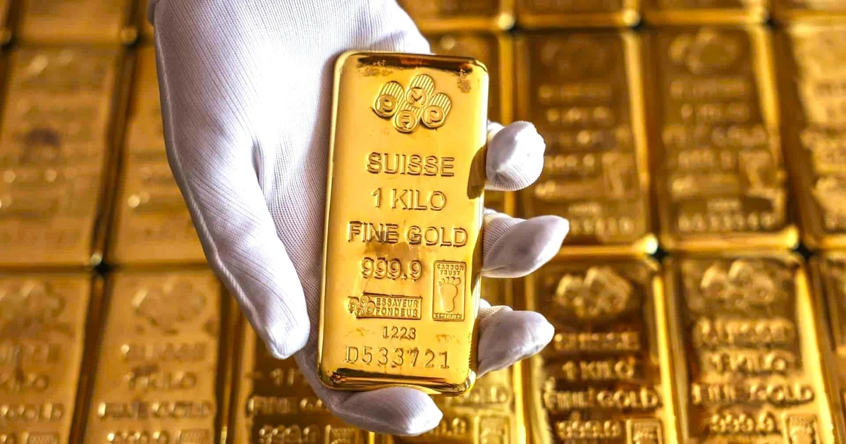 Vàng thế giới "bốc hơi" hàng chục USD, vàng trong nước liệu có giữ vững?