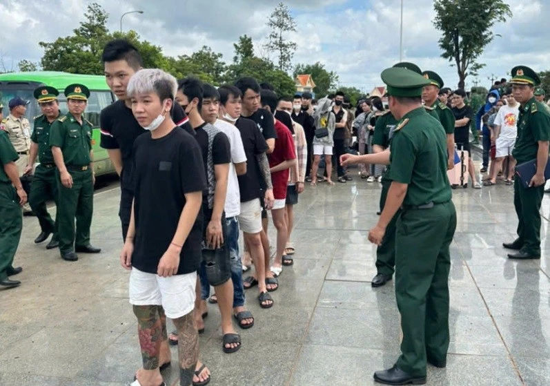 85 công dân Việt liên quan lừa đảo bị trao trả từ Campuchia về Đồng Nai