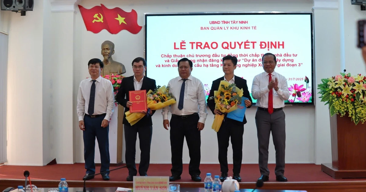 Tây Ninh trao quyết định đầu tư KCN Xuyên Á giai đoạn 3 vốn 3.560 tỷ đồng