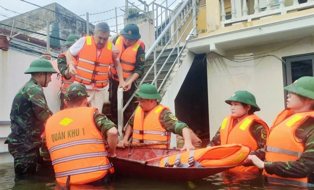 View - Quân đội, Công an Bắc Ninh nỗ lực đắp đê, di dời dân đến nơi an toàn | Báo Tri thức và Cuộc sống - TIN TỨC PHỔ BIẾN KIẾN THỨC 24H