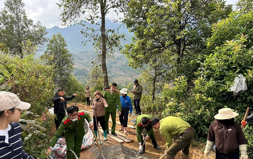 View - Công an Lào Cai chung sức đổ bê tông, làm đường cùng người dân | Báo Tri thức và Cuộc sống - TIN TỨC PHỔ BIẾN KIẾN THỨC 24H