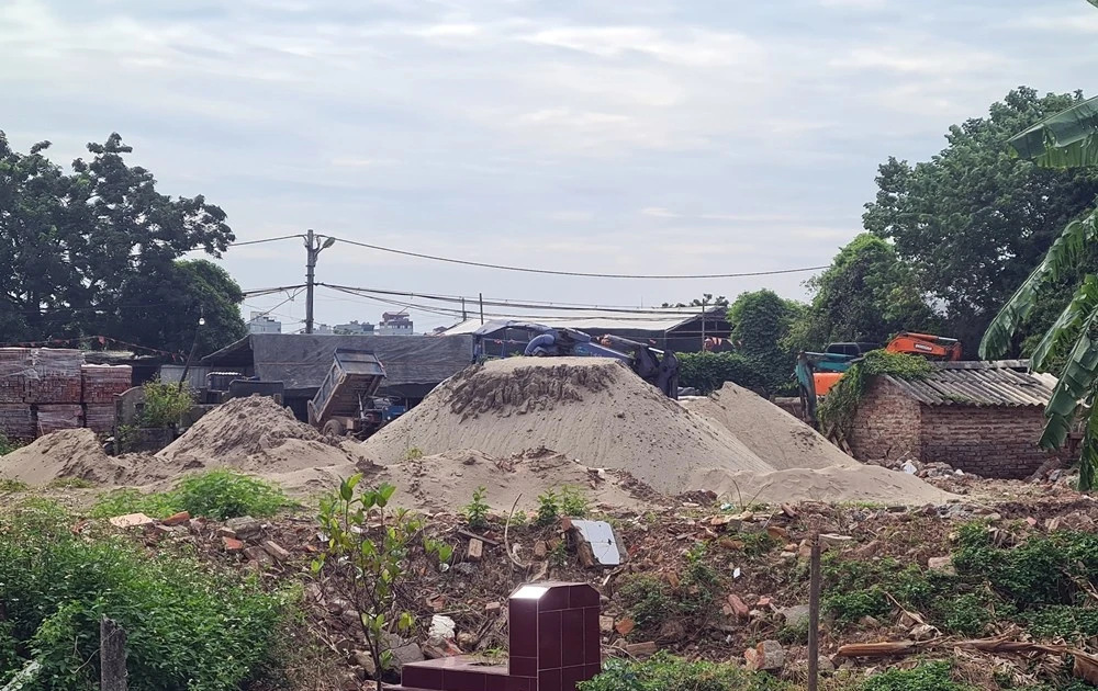 View - Bãi tập kết vật liệu xây dựng nhếch nhác, ô nhiễm tràn lan ở Tây Tựu | Báo Tri thức và Cuộc sống - TIN TỨC PHỔ BIẾN KIẾN THỨC 24H