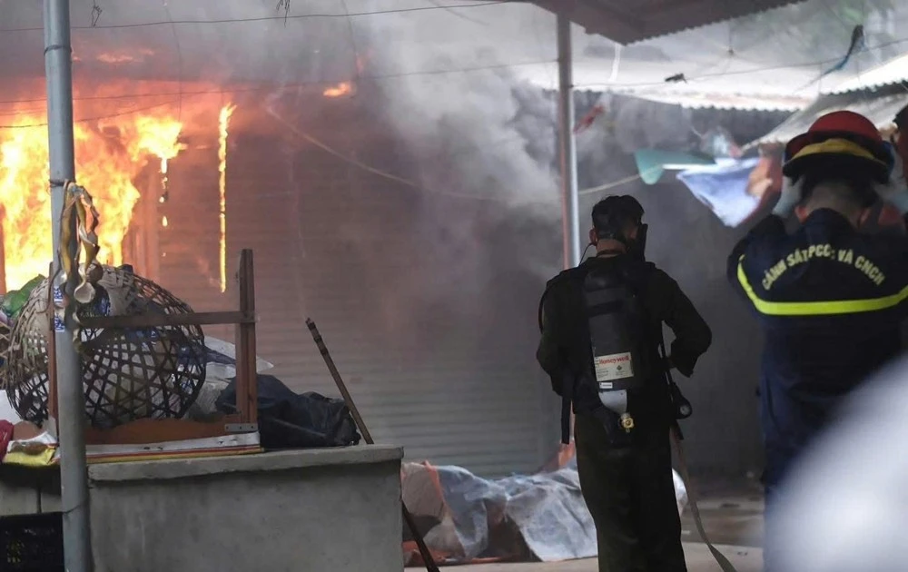 View - Hiện trường Cảnh sát dập tắt đám cháy ở chợ Vồ | Báo Tri thức và Cuộc sống - TIN TỨC PHỔ BIẾN KIẾN THỨC 24H