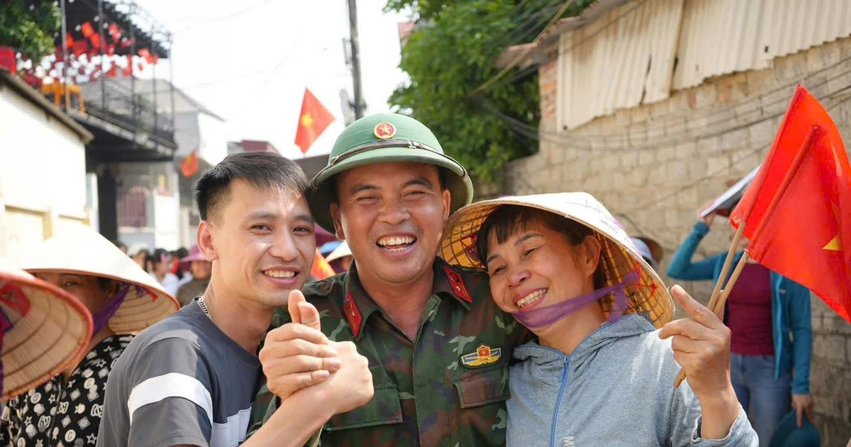 Xúc động phút chia tay của người dân Hợp Thịnh với bộ đội