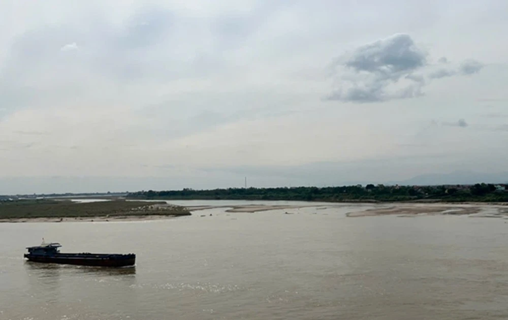 View - Nước sông Lô, sông Hồng hạ xuống, tàu thuyền chú ý an toàn | Báo Tri thức và Cuộc sống - TIN TỨC PHỔ BIẾN KIẾN THỨC 24H