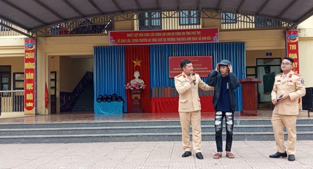 View - Công an Phú Thọ phổ biến pháp luật về an toàn giao thông cho học sinh khó khăn | Báo Tri thức và Cuộc sống - TIN TỨC PHỔ BIẾN KIẾN THỨC 24H