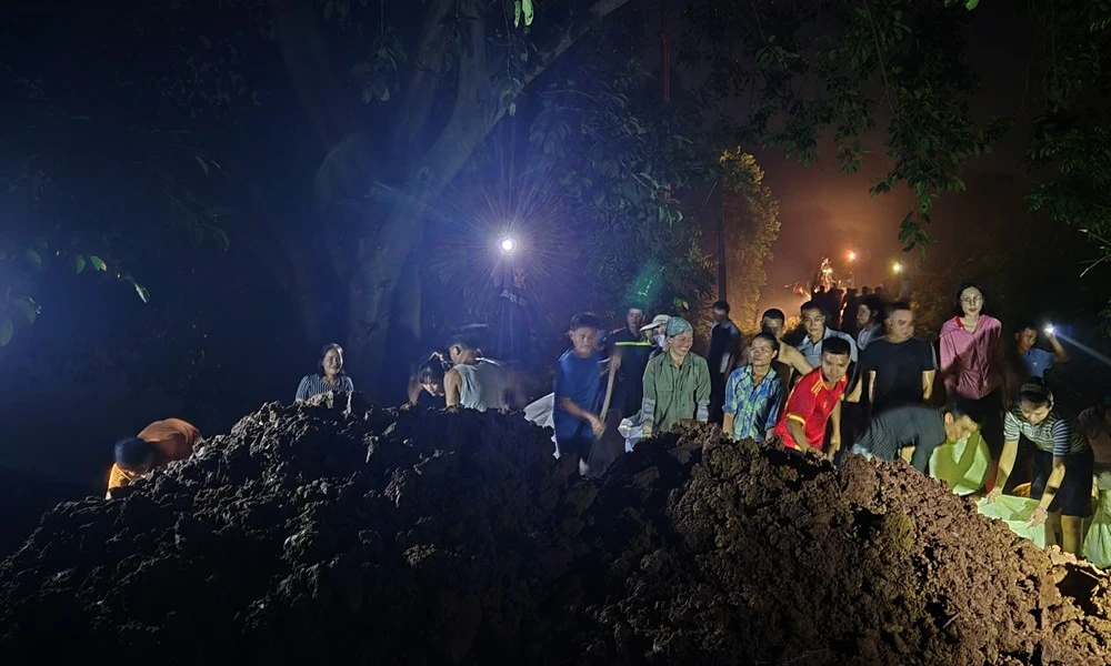 View - Xúc động quân và dân trắng đêm giữ đê ở Bắc Ninh | Báo Tri thức và Cuộc sống - TIN TỨC PHỔ BIẾN KIẾN THỨC 24H