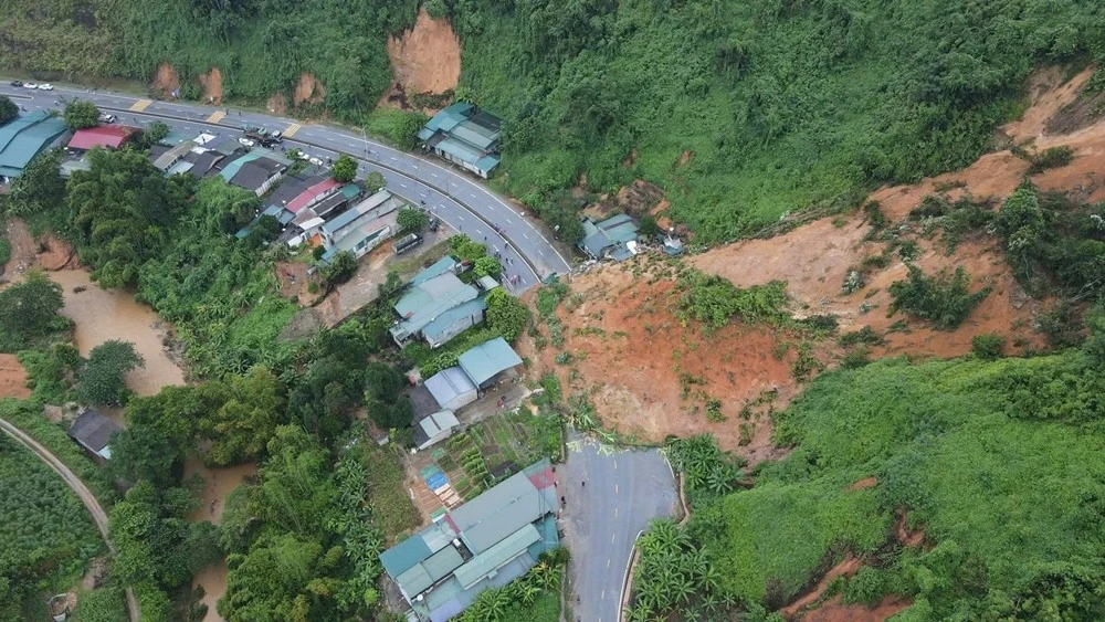 Sạt lở nghiêm trọng ở Lào Cai vùi lấp 3 ngôi nhà