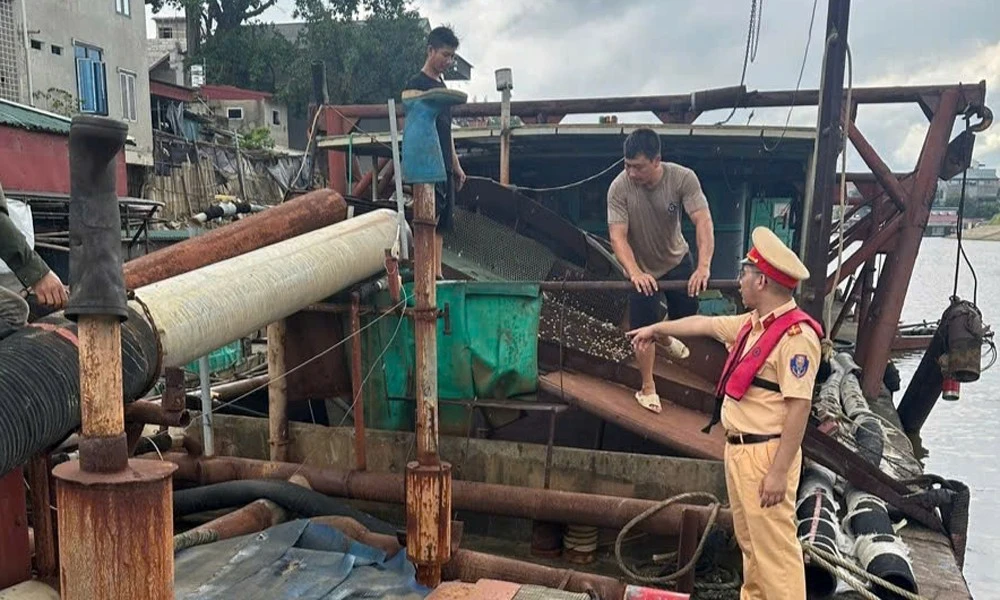 Cảnh sát xử phạt nhiều chủ bến thủy nội địa ở Bắc Ninh