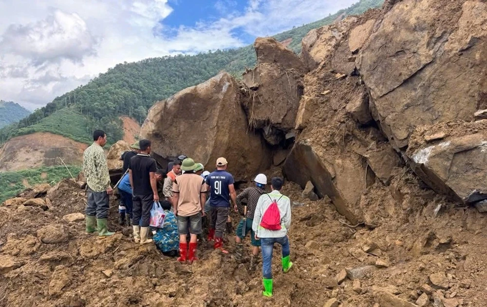 View - Tìm thấy ô tô chở 3 người mất tích ở Lào Cai | Báo Tri thức và Cuộc sống - TIN TỨC PHỔ BIẾN KIẾN THỨC 24H
