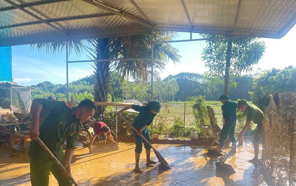 Công an Bắc Ninh giúp dân dọn bùn đất, rửa nhà cửa sau lũ