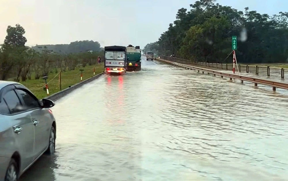 Nước trên cao tốc Hà Nội - Thái Nguyên rút dần, giao thông bình thường