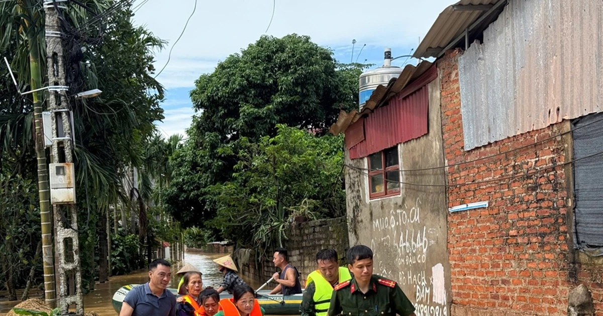 View - Xúc động hình ảnh lực lượng vũ trang Bắc Ninh dầm mưa lũ cứu dân | Báo Tri thức và Cuộc sống - TIN TỨC PHỔ BIẾN KIẾN THỨC 24H