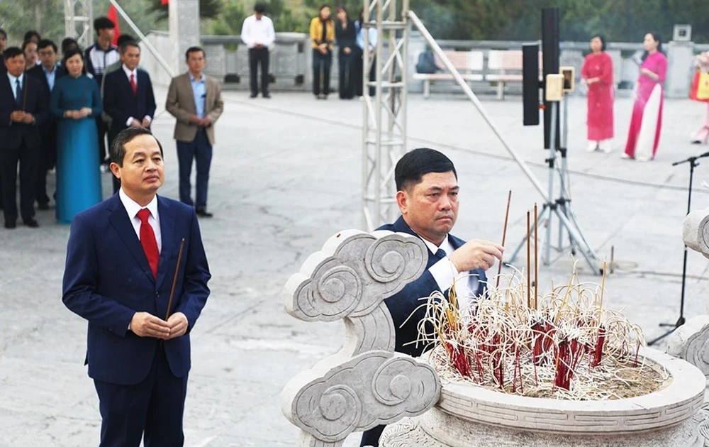 View - Lãnh đạo tỉnh Bắc Ninh dâng hương tưởng niệm đồng chí Ngô Gia Tự | Báo Tri thức và Cuộc sống - TIN TỨC PHỔ BIẾN KIẾN THỨC 24H
