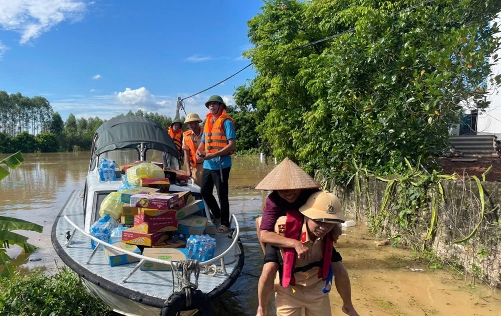 View - Công an Bắc Ninh vượt lũ giúp đỡ người dân | Báo Tri thức và Cuộc sống - TIN TỨC PHỔ BIẾN KIẾN THỨC 24H