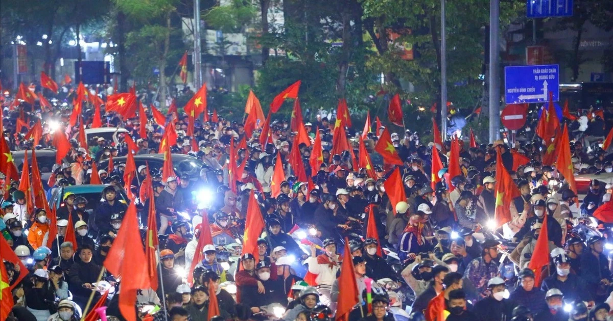 View - 'Biển người' tràn xuống đường mừng U23 Việt Nam vào bán kết | Báo Tri thức và Cuộc sống - TIN TỨC PHỔ BIẾN KIẾN THỨC 24H