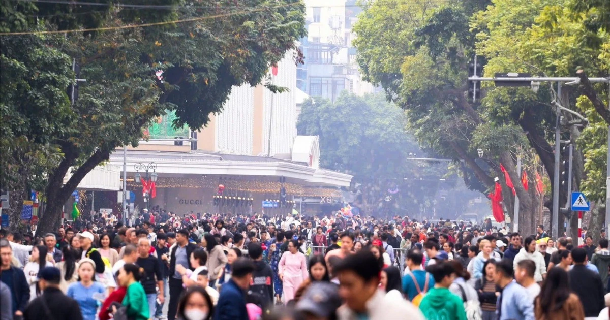 Gallery - Biển người đổ về phố đi bộ Hồ Gươm | Báo Tri thức và Cuộc sống - TIN TỨC PHỔ BIẾN KIẾN THỨC 24H