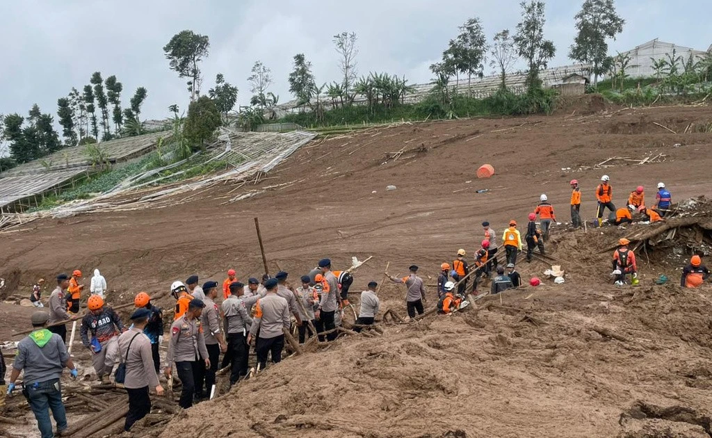 Gallery - Sạt lở đất ở Indonesia, hàng chục người thiệt mạng | Báo Tri thức và Cuộc sống - TIN TỨC PHỔ BIẾN KIẾN THỨC 24H