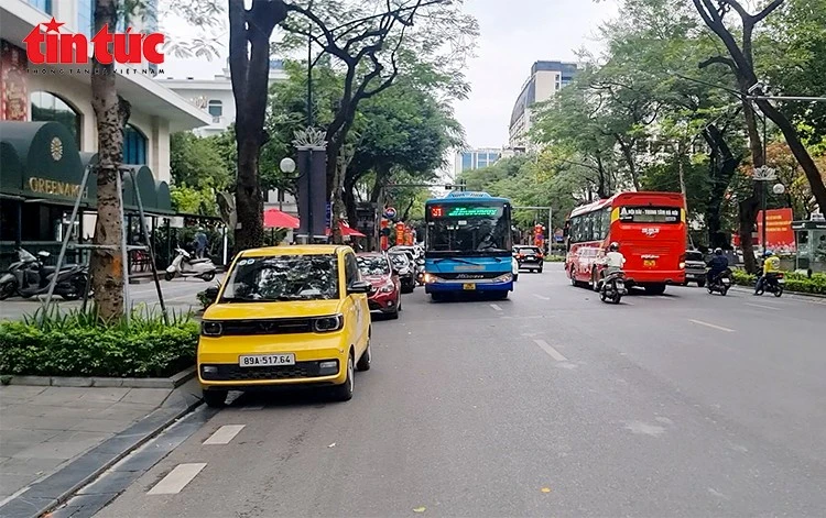 Gallery - Ô tô chiếm dụng điểm dừng xe buýt, hành khách đối mặt mất ATGT | Báo Tri thức và Cuộc sống - TIN TỨC PHỔ BIẾN KIẾN THỨC 24H