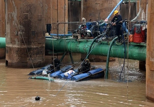 Gallery - Cận cảnh thợ lặn làm việc dưới hố móng cầu Tứ Liên | Báo Tri thức và Cuộc sống - TIN TỨC PHỔ BIẾN KIẾN THỨC 24H