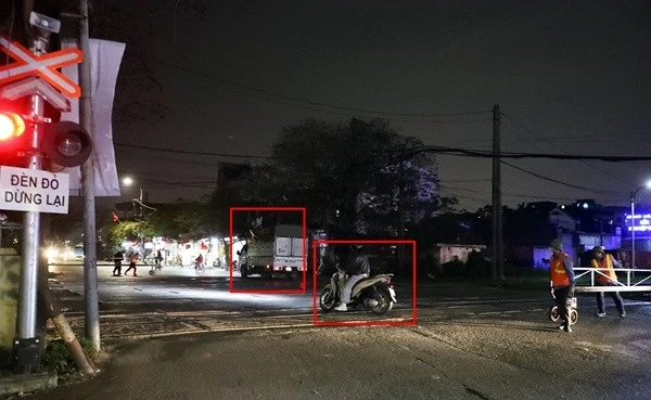 Gallery - Muôn kiểu vượt gác chắn đường sắt bị CSGT Hà Nội ghi hình xử phạt | Báo Tri thức và Cuộc sống - TIN TỨC PHỔ BIẾN KIẾN THỨC 24H