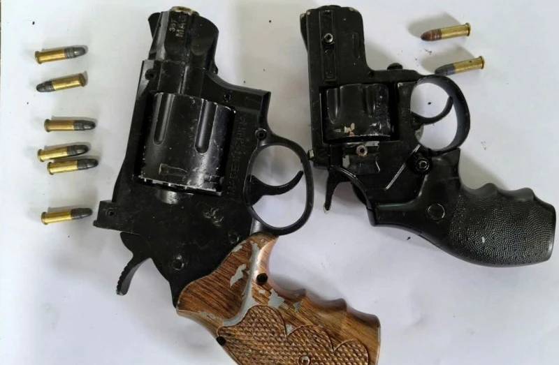 Bắt 'nóng' đối tượng tàng trữ 3 khẩu súng ngắn cùng nhiều viên đạn