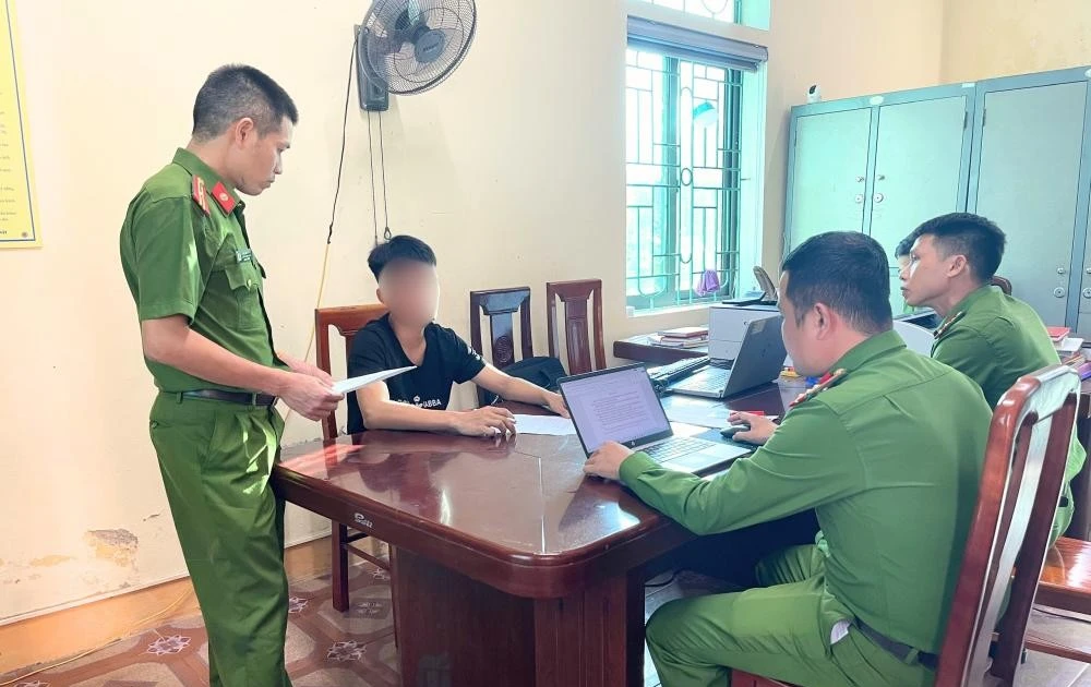 Triệu tập đối tượng ném đá vỡ kính ô tô trên cao tốc Bãi Vọt – Hàm Nghi