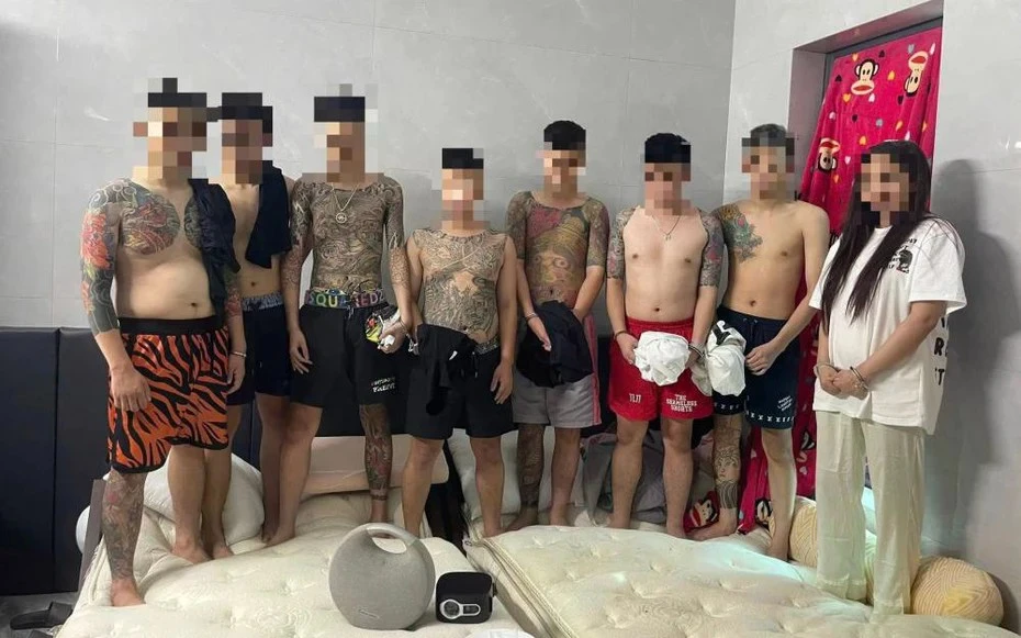 Bắt nhóm đối tượng xăm trổ đầy mình “bay lắc” trong nhà nghỉ