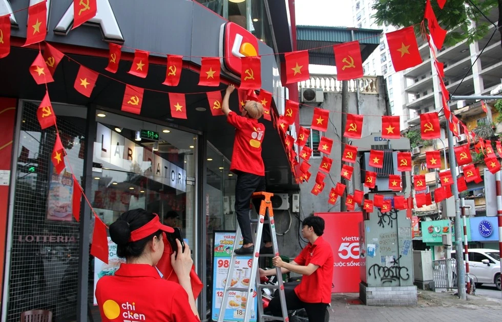 View - Hàng quán trang trí rực rỡ đón khách đi xem hợp luyện ở Hà Nội | Báo Tri thức và Cuộc sống - TIN TỨC PHỔ BIẾN KIẾN THỨC 24H