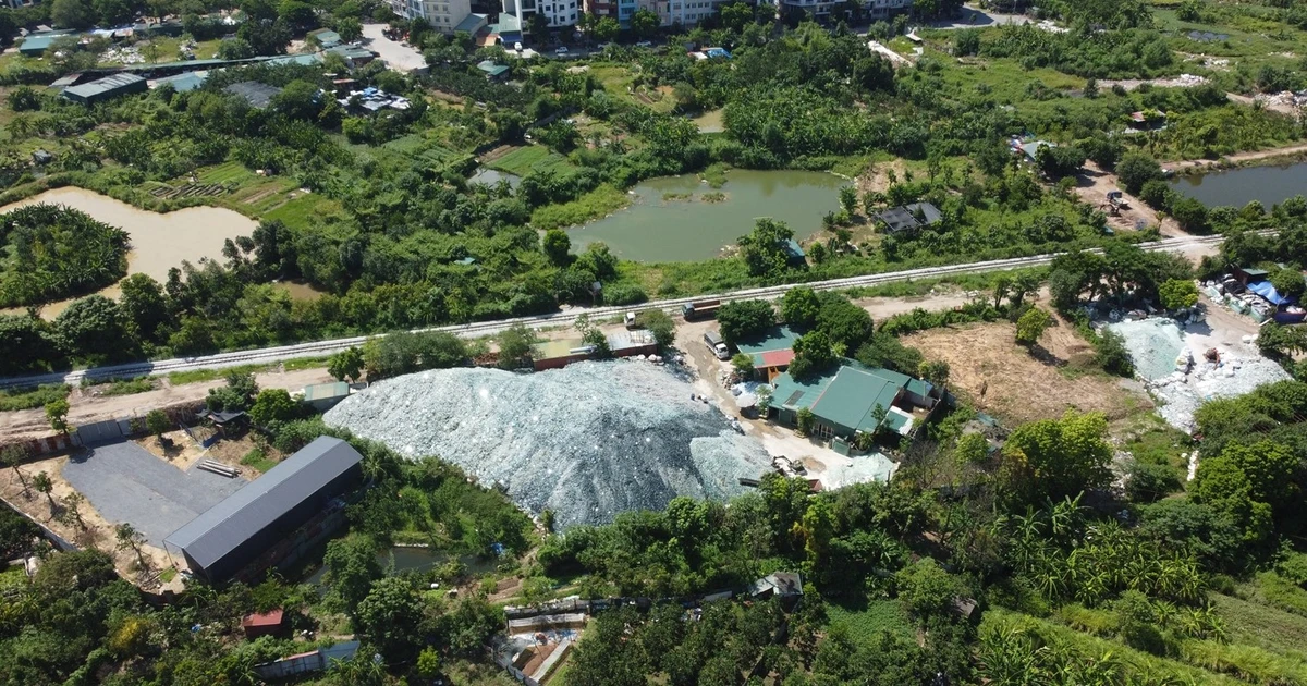 View - Cận cảnh bãi kính khổng lồ, ô nhiễm môi trường ở Phú Diễn | Báo Tri thức và Cuộc sống - TIN TỨC PHỔ BIẾN KIẾN THỨC 24H