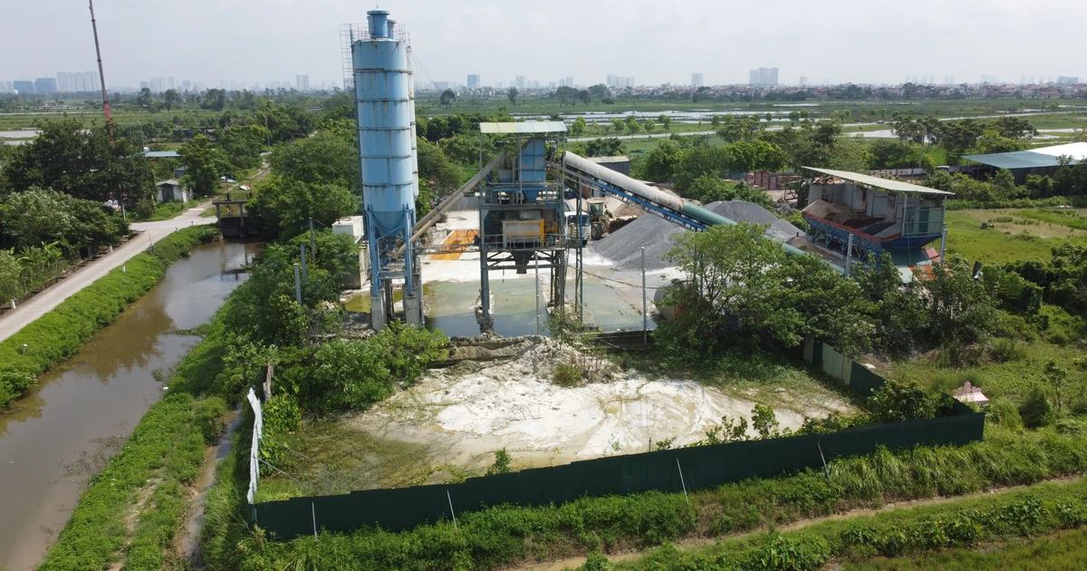 View - Cận cảnh trạm trộn bê tông không phép, ô nhiễm môi trường ở Hà Nội | Báo Tri thức và Cuộc sống - TIN TỨC PHỔ BIẾN KIẾN THỨC 24H