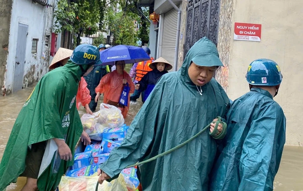 Công an phường Kiến Hưng hỗ trợ người dân bị ngập úng