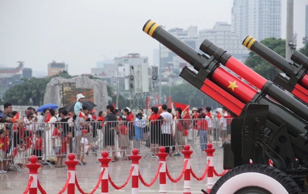 View - Người dân hào hứng đổ về sân Mỹ Đình chiêm ngưỡng dàn pháo lễ | Báo Tri thức và Cuộc sống - TIN TỨC PHỔ BIẾN KIẾN THỨC 24H