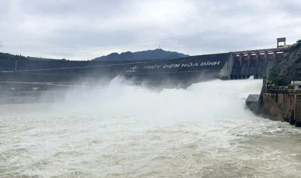 Chiều 30/9, đóng 1 cửa xả đáy Thủy điện Hòa Bình