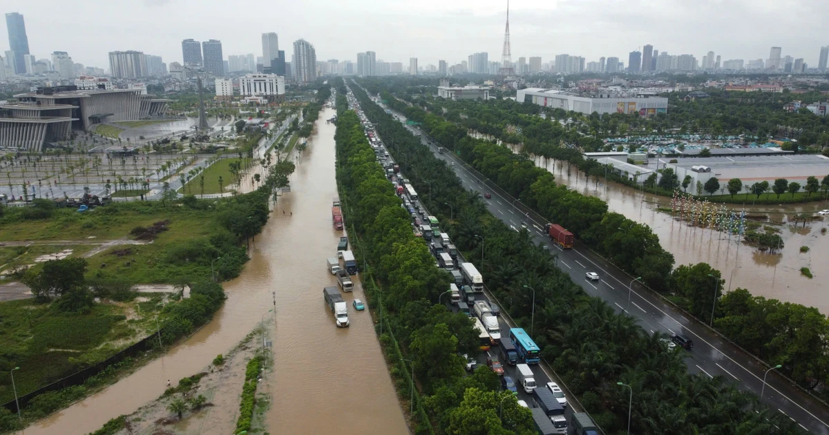 View - Hà Nội: Đại lộ Thăng Long ngập nặng, ô tô xe máy chôn chân | Báo Tri thức và Cuộc sống - TIN TỨC PHỔ BIẾN KIẾN THỨC 24H