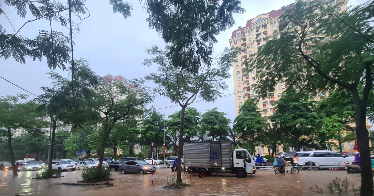 View - Đường Võ Chí Công ngập nặng, người dân di chuyển khó khăn sau giờ tan tầm | Báo Tri thức và Cuộc sống - TIN TỨC PHỔ BIẾN KIẾN THỨC 24H