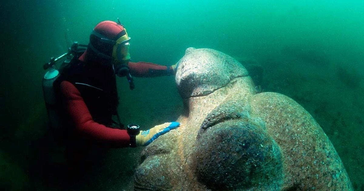 View - Trục vớt 3 bức tượng khổng lồ 2.000 tuổi dưới thành phố cổ chìm dưới nước | Báo Tri thức và Cuộc sống - TIN TỨC PHỔ BIẾN KIẾN THỨC 24H