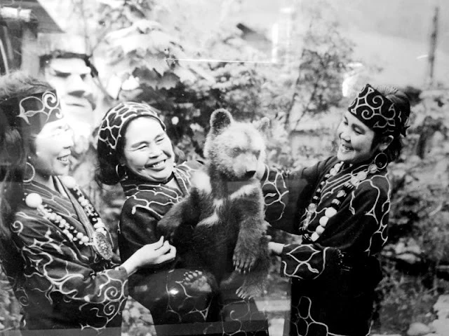 View - Ảnh hiếm hé lộ phong tục thần bí của người Ainu thờ gấu thiêng | Báo Tri thức và Cuộc sống - TIN TỨC PHỔ BIẾN KIẾN THỨC 24H