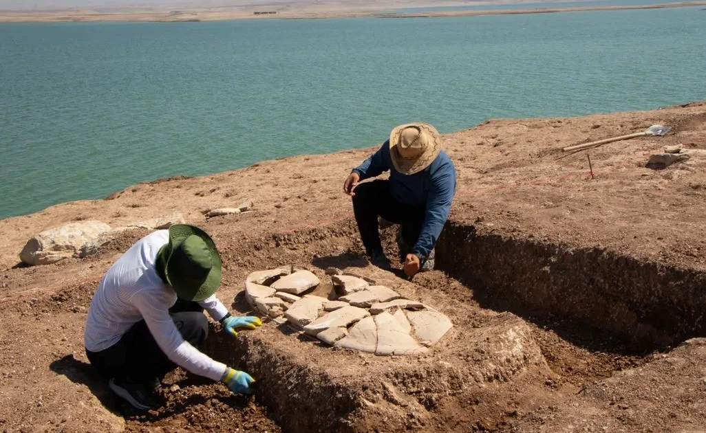 View - Hạn hán nghiêm trọng phát lộ ra hàng chục ngôi mộ 2.300 tuổi | Báo Tri thức và Cuộc sống - TIN TỨC PHỔ BIẾN KIẾN THỨC 24H