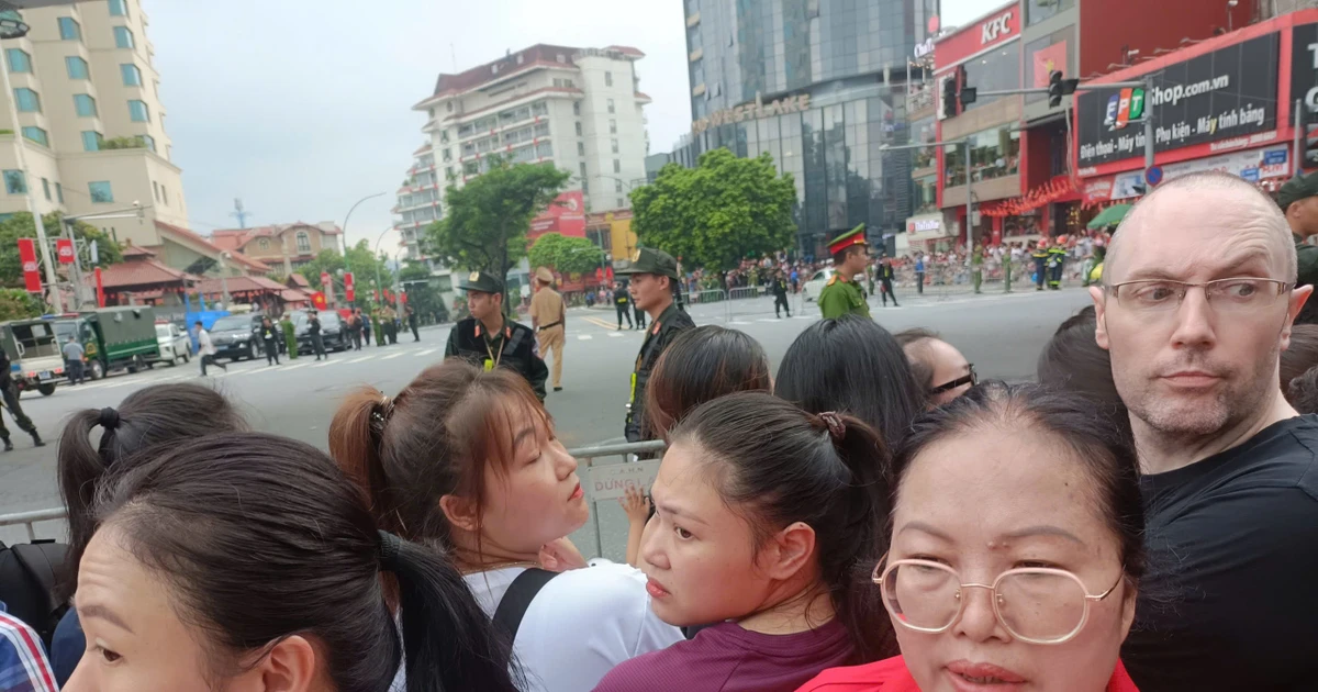 Người dân tập trung tại đường Thanh Niên háo hức chờ xem sơ duyệt diễu binh