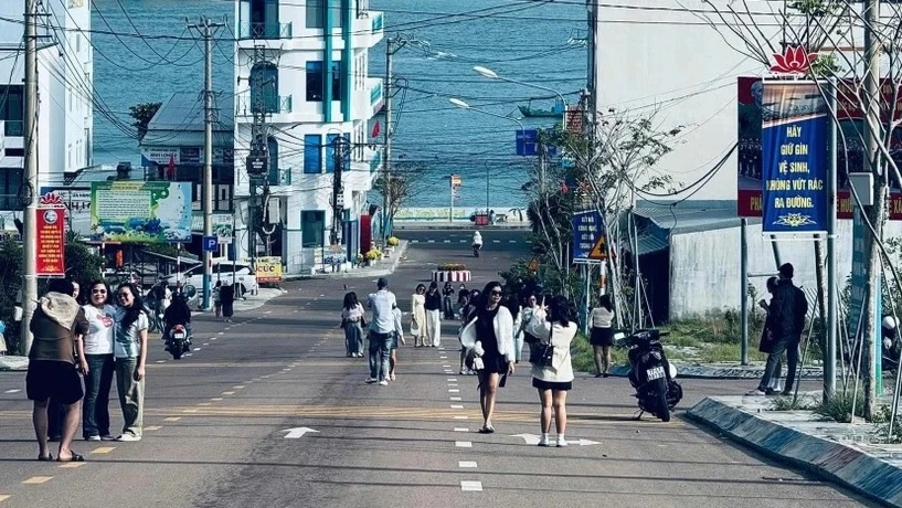 View - Xử lý du khách đứng giữa đường chụp ảnh đu trend Đại Lý | Báo Tri thức và Cuộc sống - TIN TỨC PHỔ BIẾN KIẾN THỨC 24H