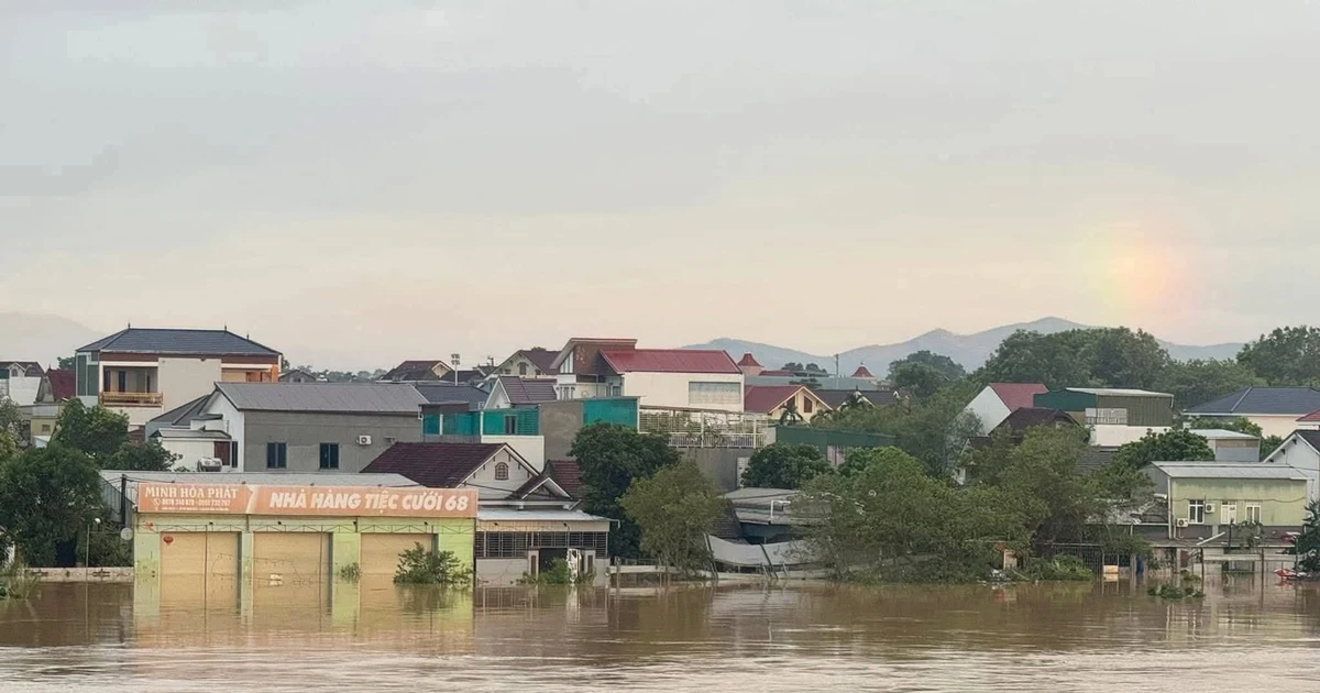 Các xã miền Tây Nghệ An ngập sâu, bị chia cắt sau bão số 10