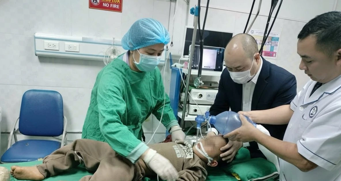 View - Lần đầu nội soi khí quản gắp dị vật, cứu sống trẻ 5 tuổi trong gang tấc | Báo Tri thức và Cuộc sống - TIN TỨC PHỔ BIẾN KIẾN THỨC 24H