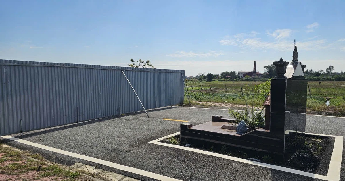 Gallery - Ngôi mộ vẫn án ngữ giữa đường ở Hải Phòng | Báo Tri thức và Cuộc sống - TIN TỨC PHỔ BIẾN KIẾN THỨC 24H