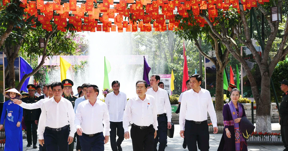 View - Chủ tịch Quốc hội Trần Thanh Mẫn về Kim Liên dâng hương tưởng nhớ Bác Hồ | Báo Tri thức và Cuộc sống - TIN TỨC PHỔ BIẾN KIẾN THỨC 24H