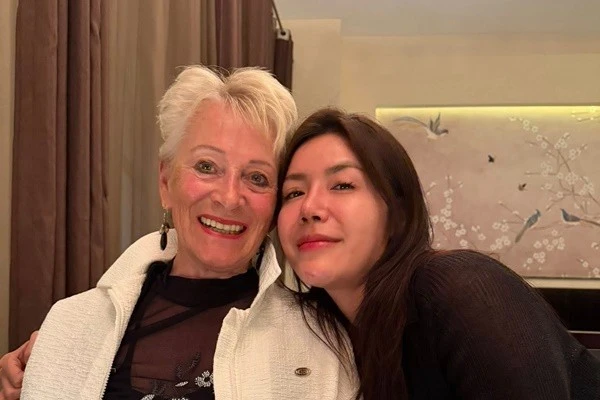 Gallery - Siêu mẫu Minh Tú đoàn tụ bố mẹ chồng ở Việt Nam | Báo Tri thức và Cuộc sống - TIN TỨC PHỔ BIẾN KIẾN THỨC 24H