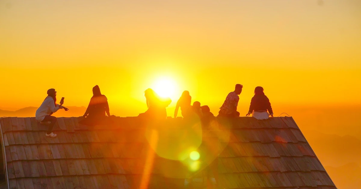 View - Tà Xùa mê hoặc du khách với mái nhà gỗ giữa biển mây Tây Bắc | Báo Tri thức và Cuộc sống - TIN TỨC PHỔ BIẾN KIẾN THỨC 24H