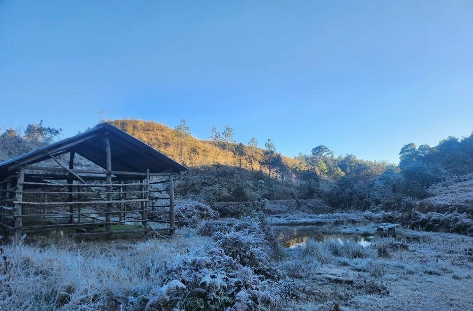 View - Băng giá xuất hiện lần hai ở Y Tý, cảnh sắc mờ ảo hút khách | Báo Tri thức và Cuộc sống - TIN TỨC PHỔ BIẾN KIẾN THỨC 24H