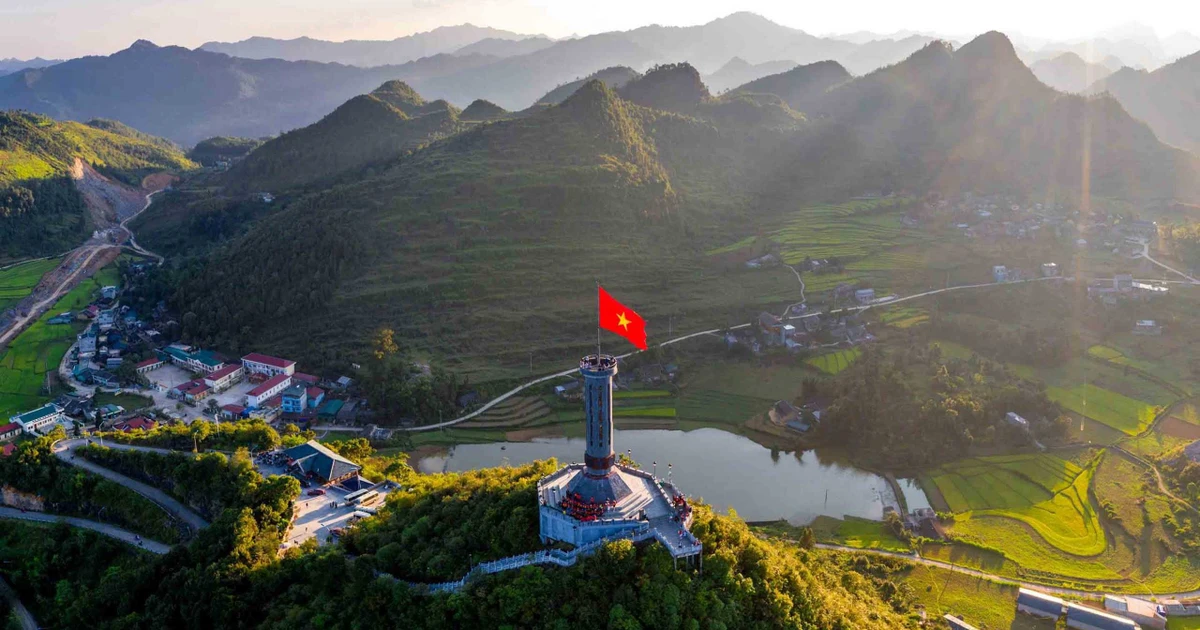 View - Lũng Cú tạm dừng xe chở khách lên cột cờ, du khách cần lưu ý khi tham quan | Báo Tri thức và Cuộc sống - TIN TỨC PHỔ BIẾN KIẾN THỨC 24H