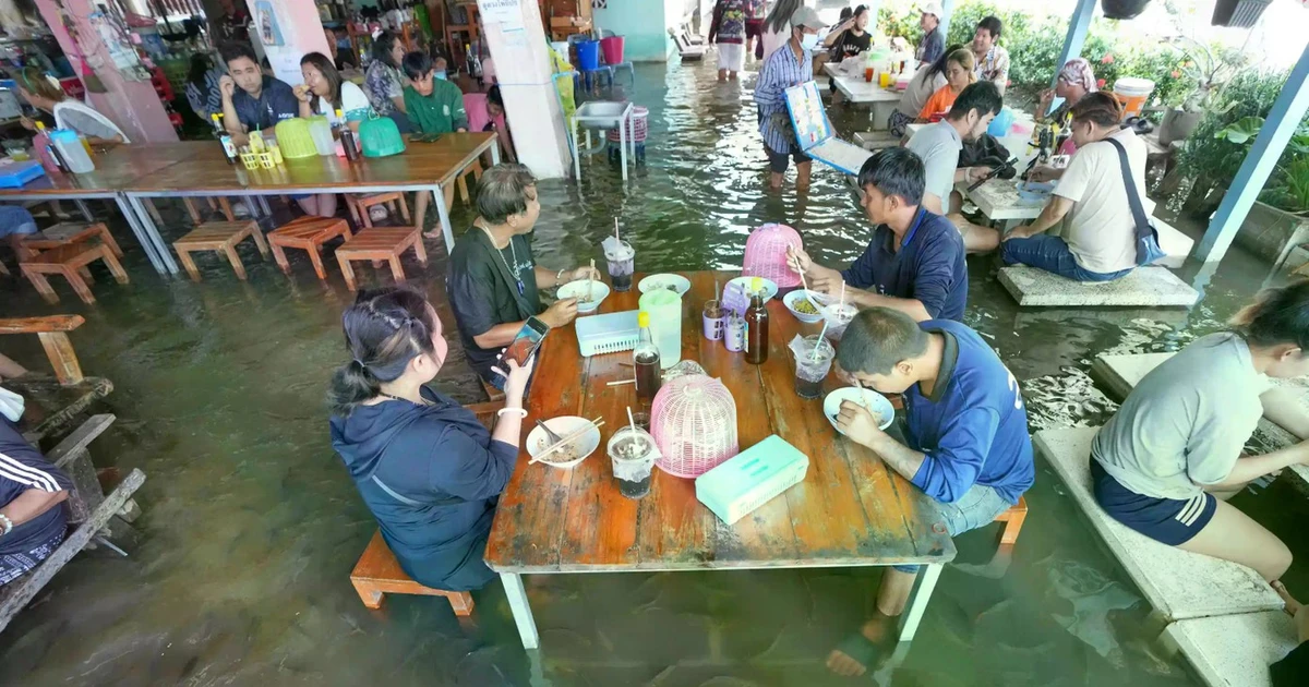 View - Nhà hàng Thái Lan gây sốt vì… ngập nước, khách vẫn xắn quần ngồi ăn | Báo Tri thức và Cuộc sống - TIN TỨC PHỔ BIẾN KIẾN THỨC 24H